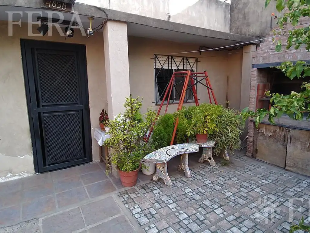 Venta casa para dos familias con cochera en Bernal Oeste (31605)