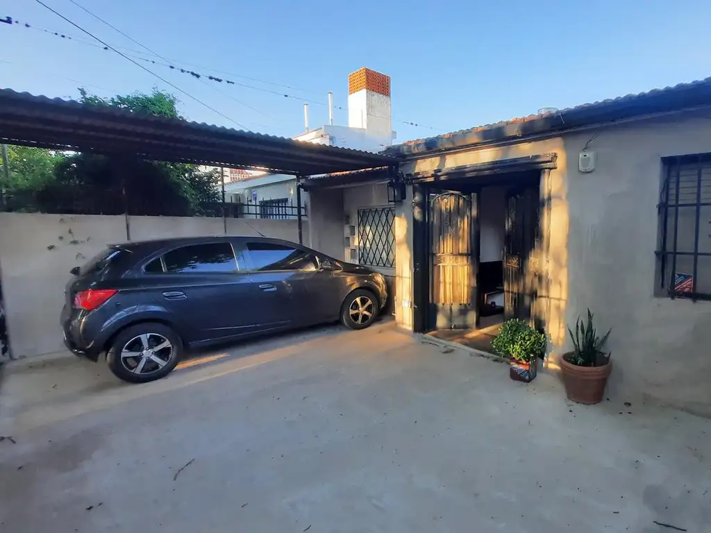 VENTA. Casa de dos dormitorios más comodín con cochera. Barrio La Florida.