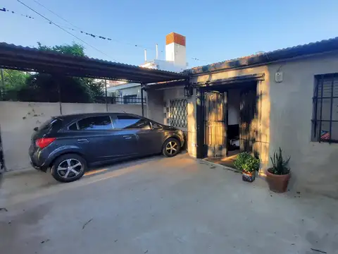 VENTA. Casa de dos dormitorios más comodín con cochera. Barrio La Florida.