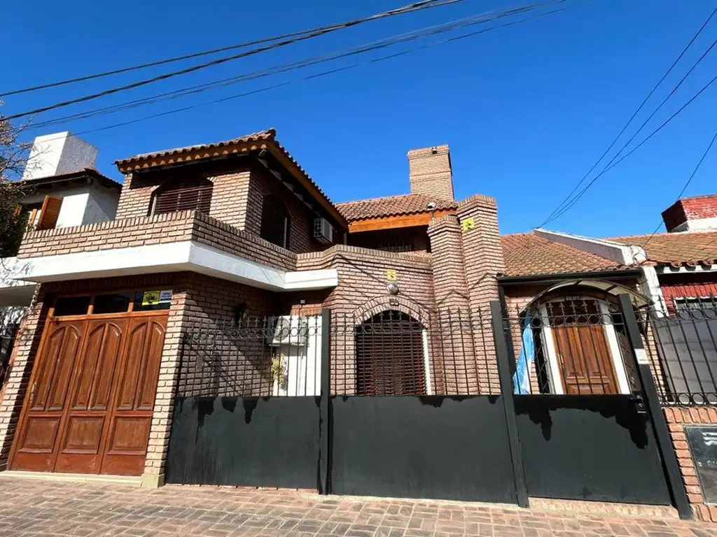 CASA EN VENTA EN PERGAMINO CON PILETA Y QUINCHO