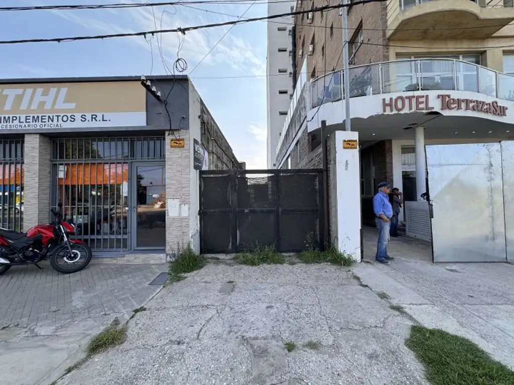 Vivienda con galpón sobre Avenida San Martín, San Lorenzo.