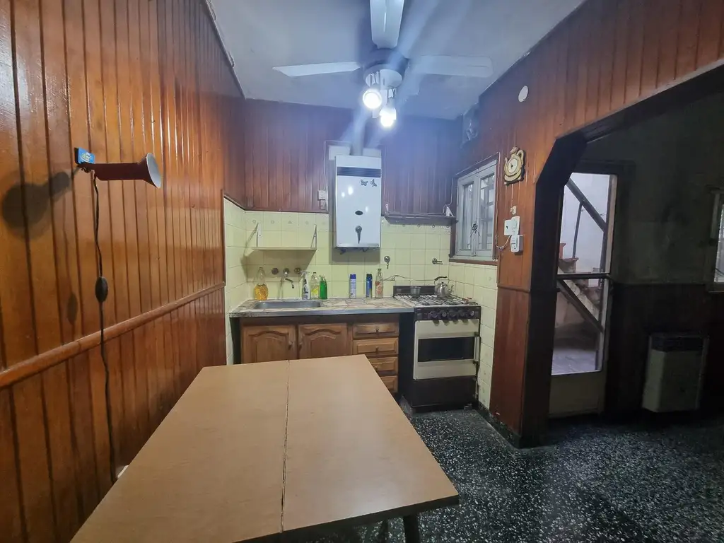 Casa 3 ambientes con cochera.- venta