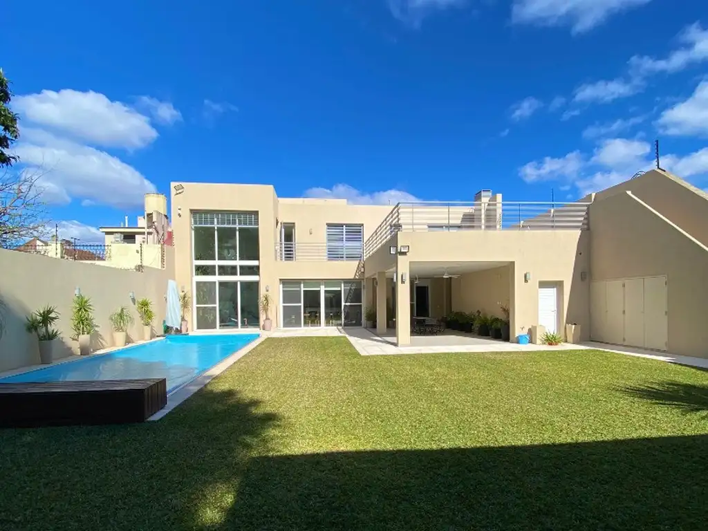 IMPONENTE CASA EN VENTA EN RAMOS MEJIA SUR