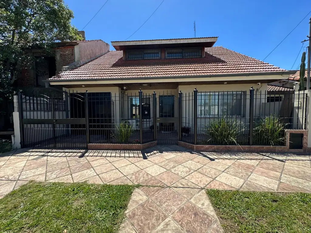 Casa 3 dormitorios con parque y pileta - Lomas de Zamora