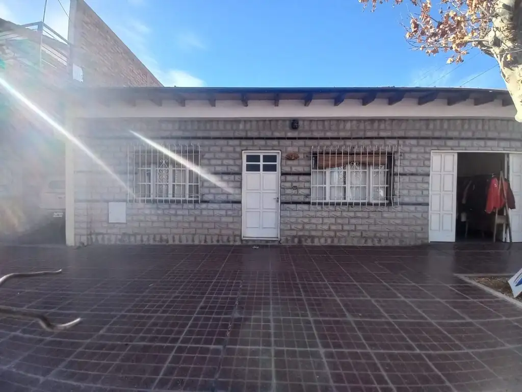 Casa con taller y galpon en Godoy Cruz