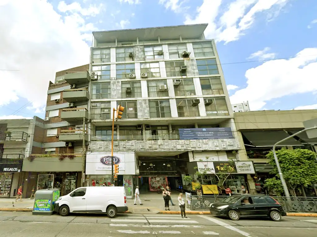 OFICINA 42M2 CON VISTA A LA AVENIDA, PLAZA Y CATEDRAL. AV. MITRE 686 AVELLANEDA (GALERIA MONUMENTAL)