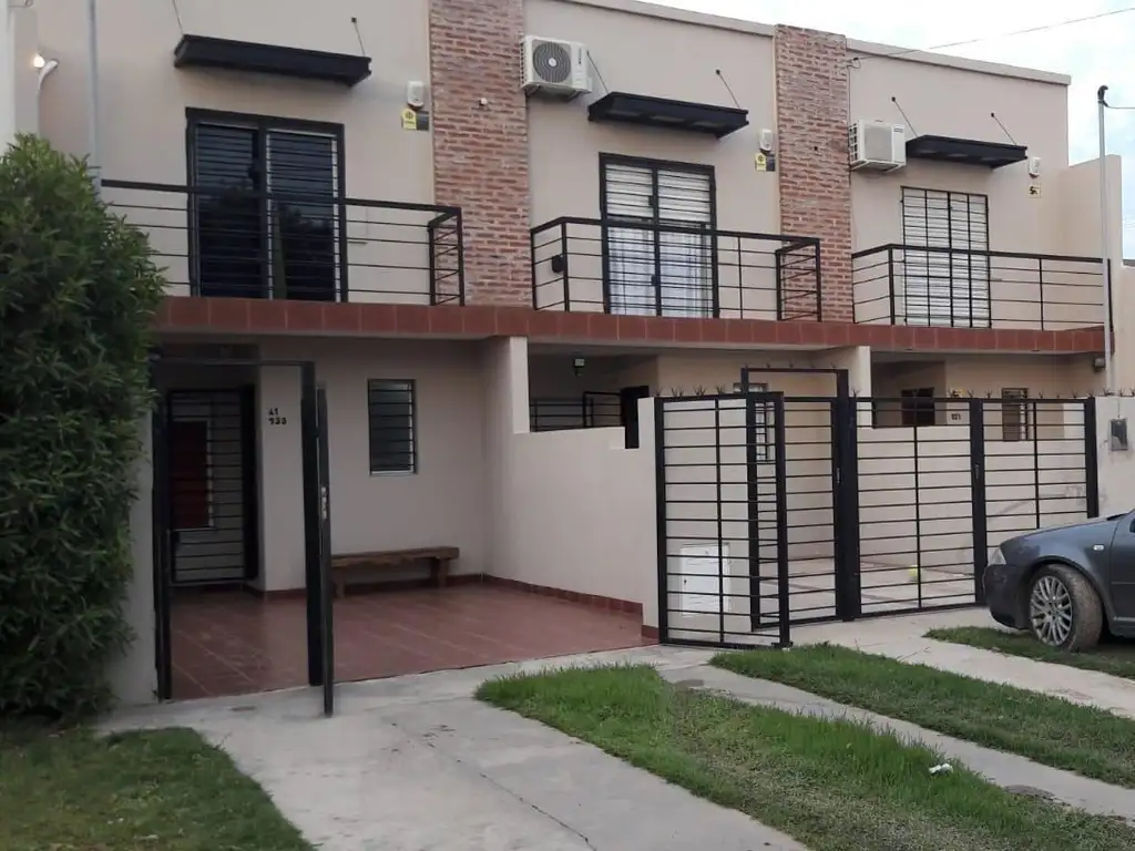 Excelente duplex con dos dormitorios NUEVO. Entrada para auto. Patio con parrilla.