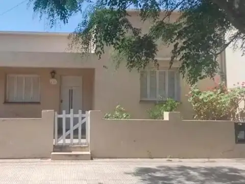 Casa en venta - 2 Dormitorios 1 Baño - 250Mts2 - Trenque Lauquen