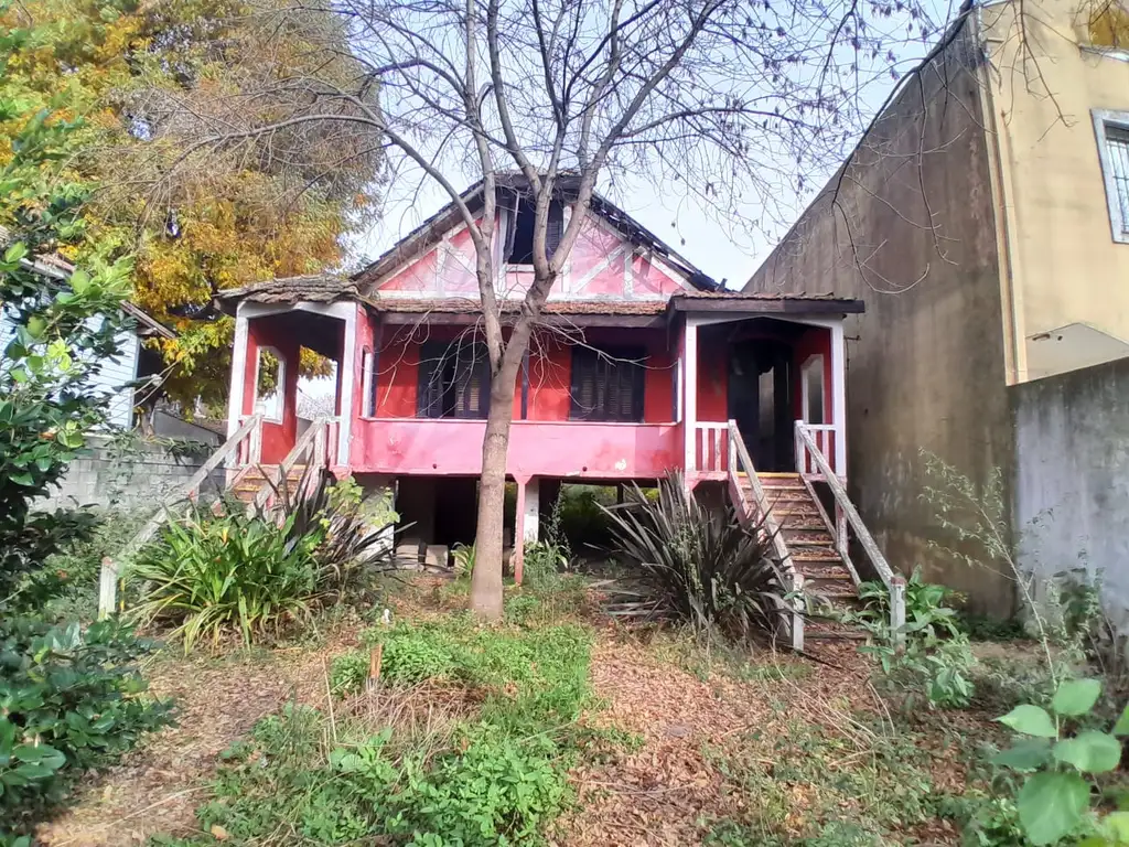 Terreno con casa a DEMOLER en excelente ubicacion Tigre residencial.