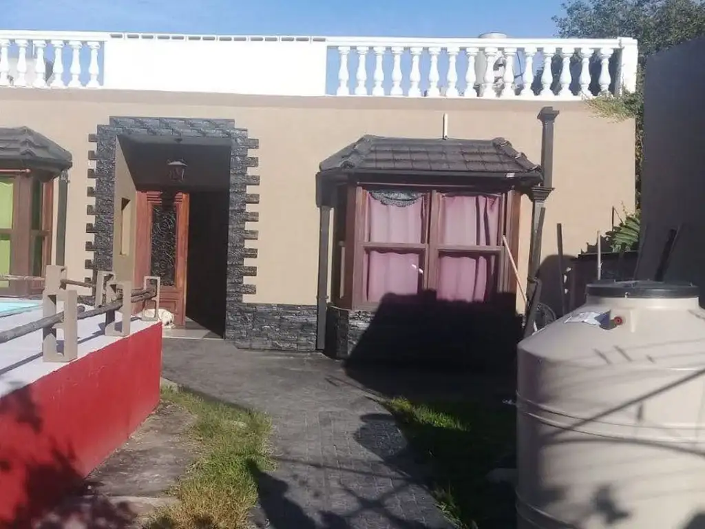 Casa nueva muy amplia con pileta en muy buena ubicacion-Reta