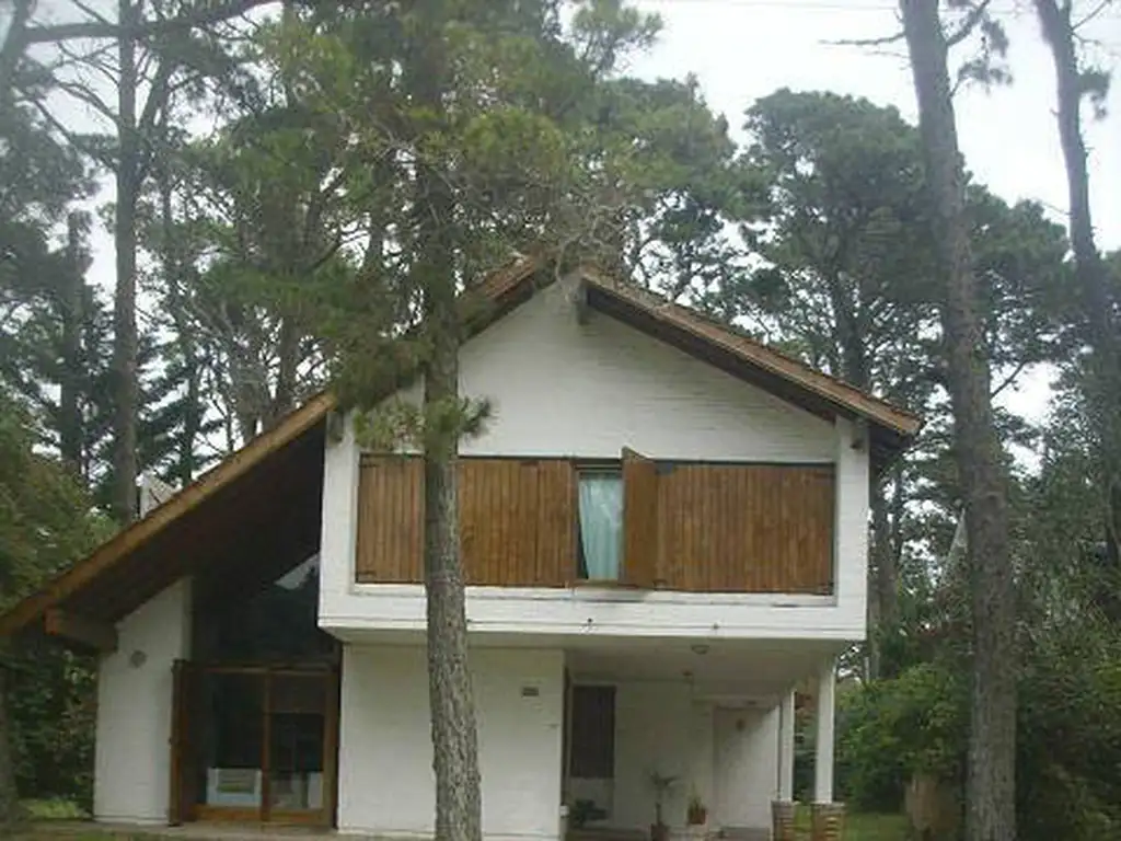 CASA DE DOS PLANTAS CON EXCELENTE UBICACIÓN