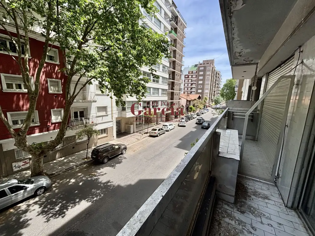 Generoso ambiente a la calle con balcon