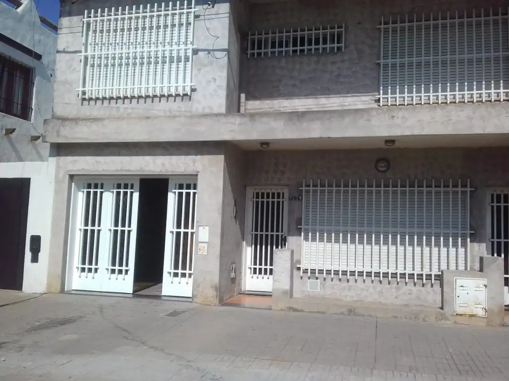 VENTA-PERMUTA Casa 3 dormitorios, 2 plantas, garage. Rosario Sur, Garibaldi 725 (entre Bs As y Lapri