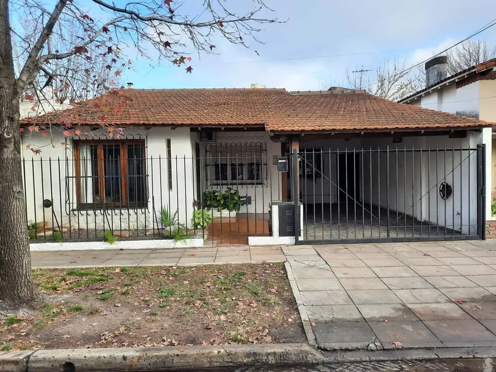 Chalet 4 ambientes venta Castelar