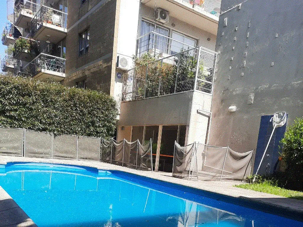 SE VENDE HERMOSO 3amb. 3ero C/coch fija cub, Balcon, 2 baños comp. Muy bueno. Muy luminoso