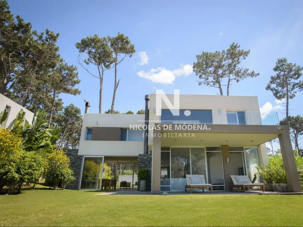 Vende casa en Rincon del Indio en Punta del Este de 5 dormitorios.