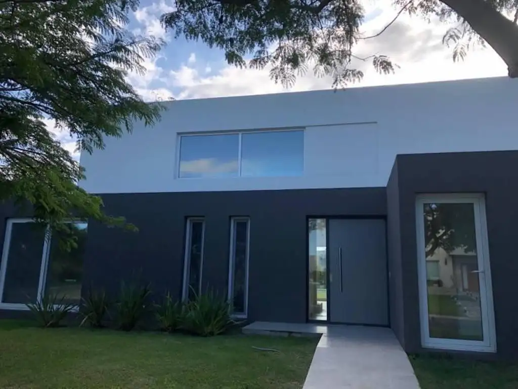 Impecable casa moderna en esquina en Los Lagos Nordelta