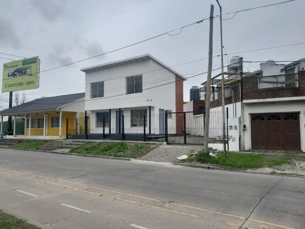 Muy buena casa totalmente reciclada a nueva en colectora acceso a la ciudad. Dos dormitorios y dos b