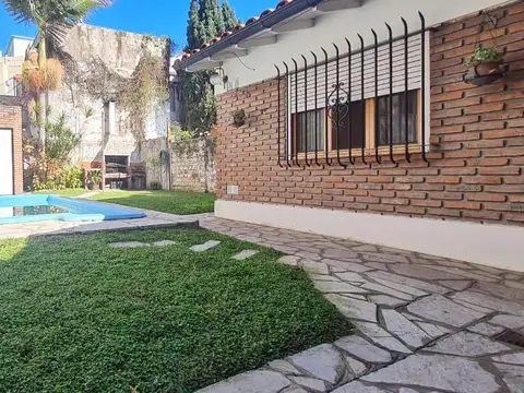 Hermosa Casa de 3 Ambientes todo PB con Jardín, Piscina y Garage en  Florida Mitre-En Venta.