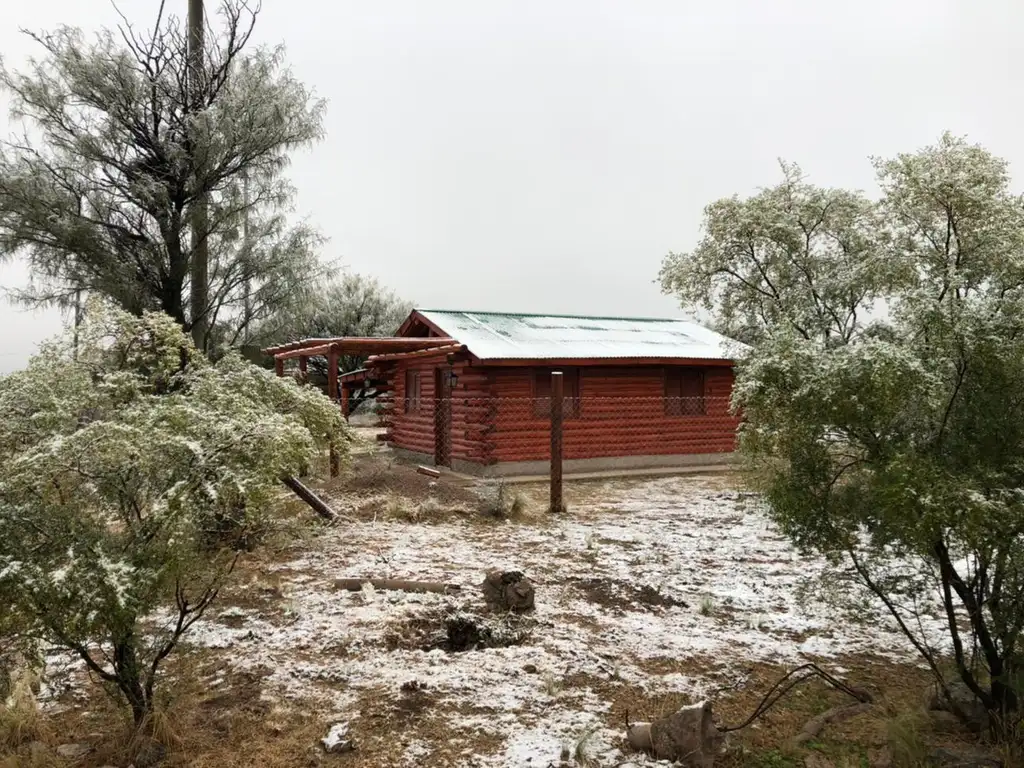 Espectacular  Cabaña, enteramente de troncos, en un lote de 1.000 M2