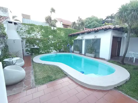 CASA CON JARDIN-COCHERA Y  PISCINA  5 AMBIENTES FRENTE AL DOT EN VTE LOPEZ