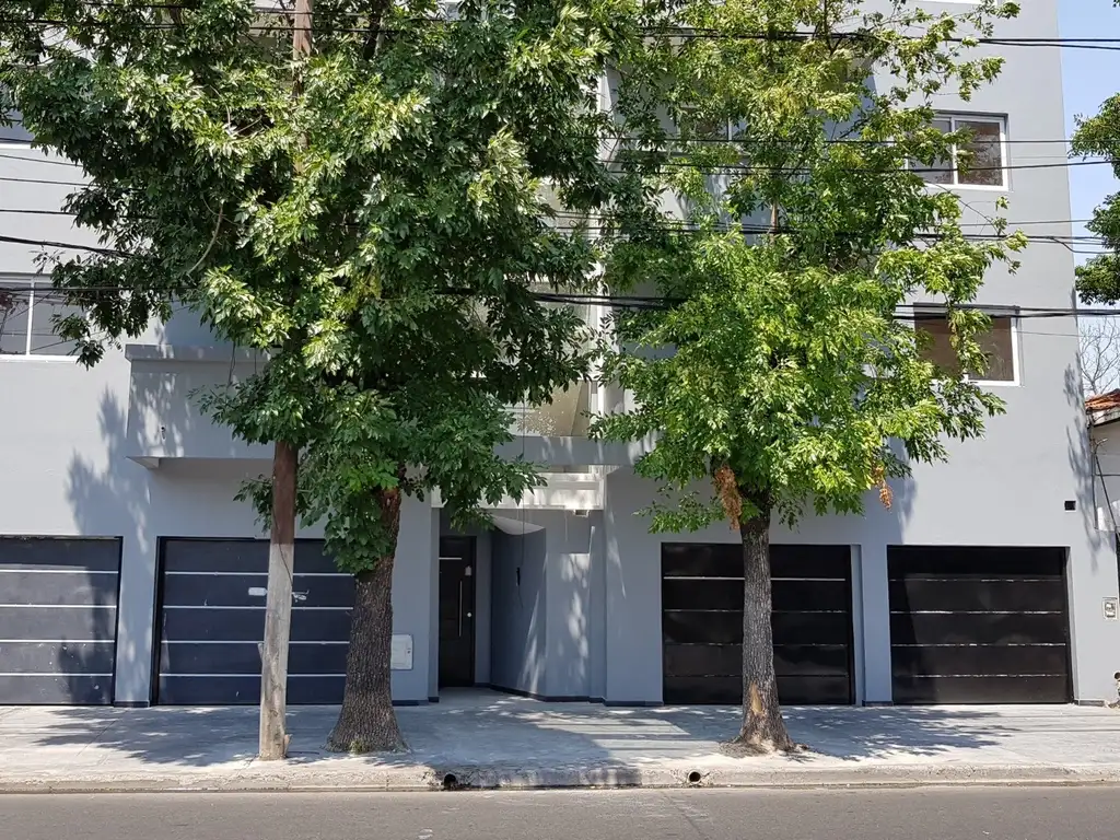 DEPARTAMENTO "A ESTRENAR" MONOAMBIENTE CON BALCON Y GARAGE CON PORTON AUTOMATICO.