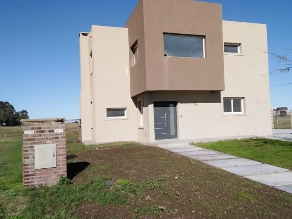 CASA 3 DOR, 3 BÑOS, DEP/SERV, LIV/COM, COC/COM, PILETA, S/LOTE 880m2, A ESTRENAR