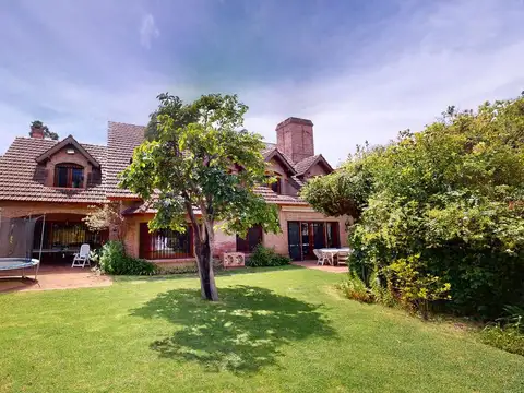 Chalet en venta  en Martínez con 5 dormitorios, 5 baños, gran jardín, pileta y parrilla