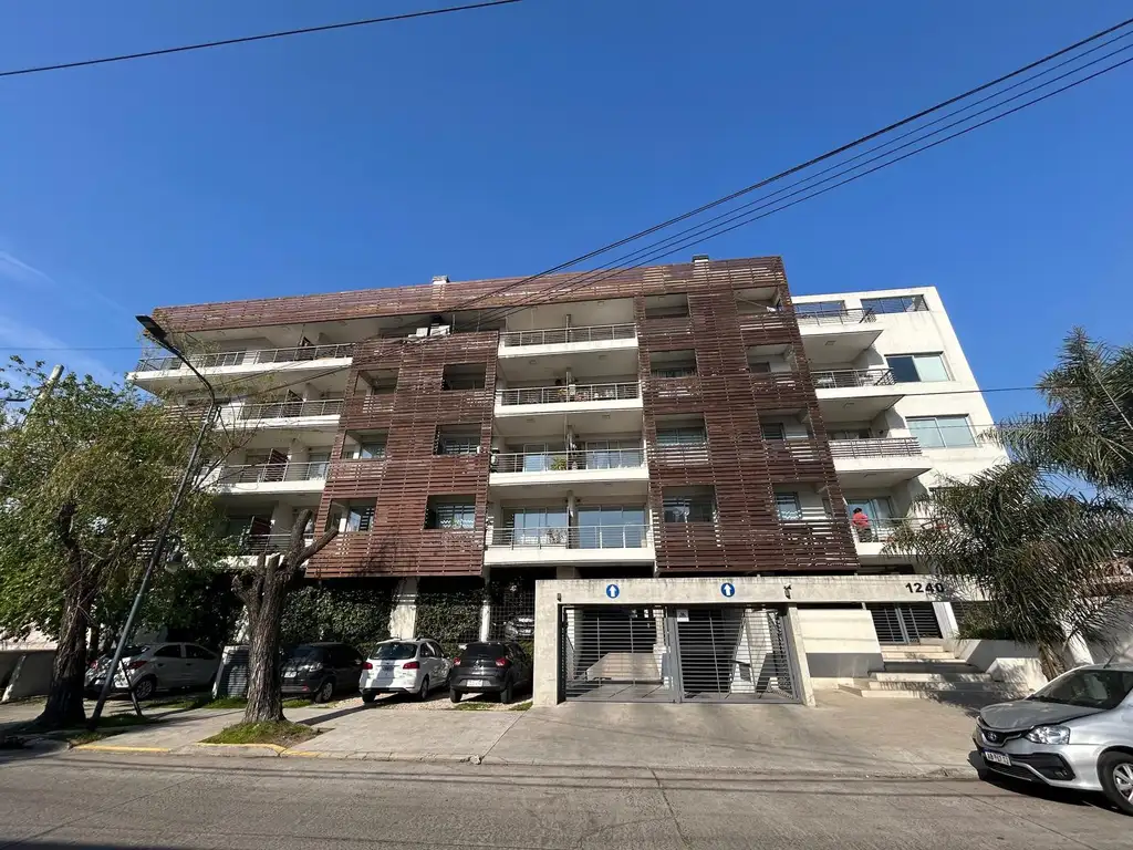 Amplio departamento en venta en Tigre, 2 dormitorios, balcón con parrilla, financiación