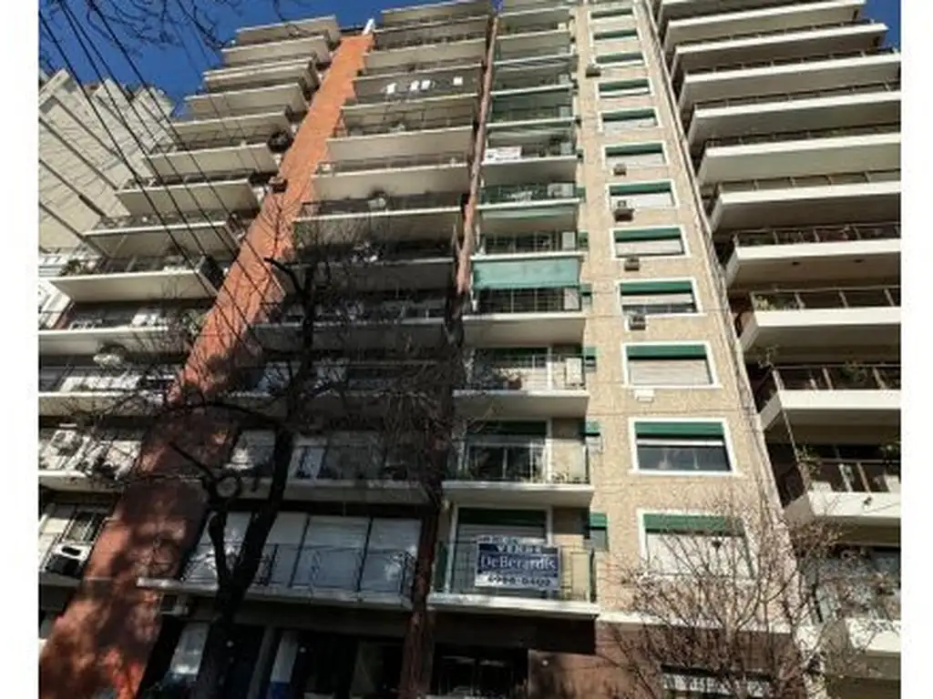 Semipiso de 4 Amb. al frente con Dependencia, Lavadero y Baulera, ¨de  Epoca¨Frente Al Parque R...