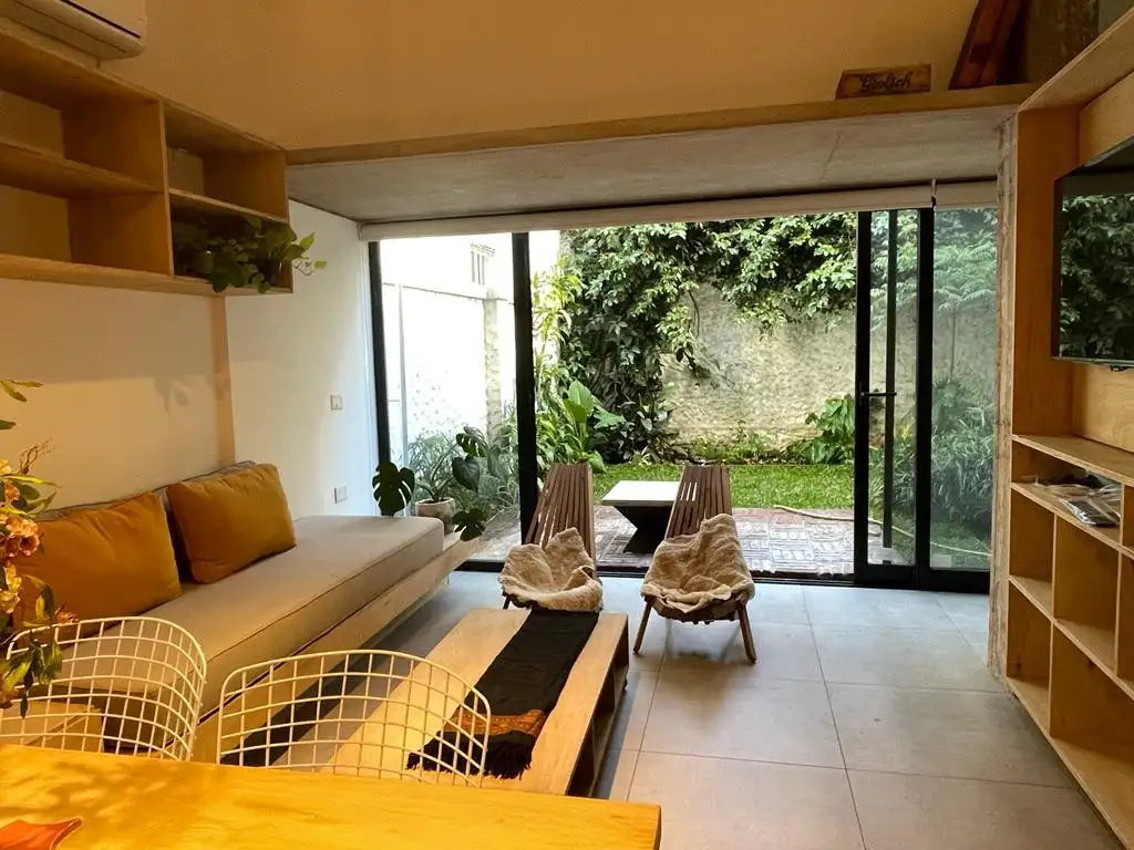 Alquiler Temporario en Vicente López. Moderno departamento de 2 Ambientes. Con gran patio. 2 PAX