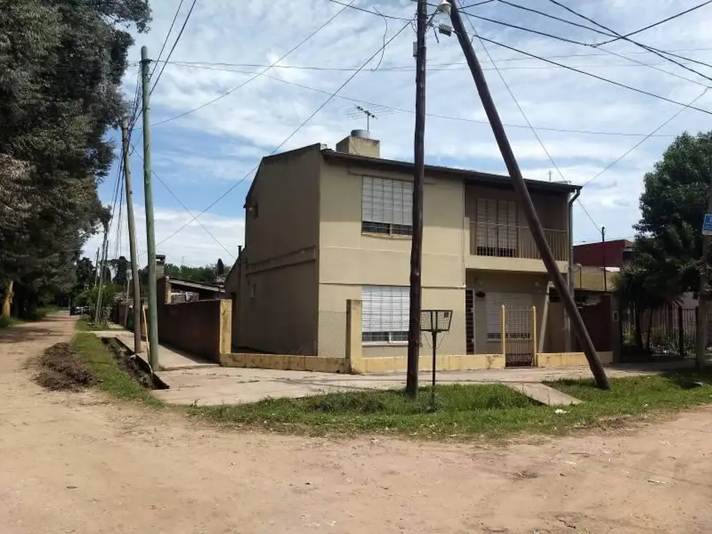 Excelente propiedad de dos plantas a la venta en Pontevedra a 100 mts de Av. Otero