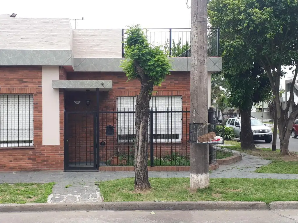 IMPECABLE 4 AMBIENTES CON COCHERA Y TERRAZA