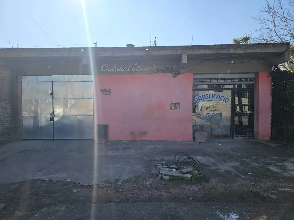 Venta casa 3 ambientes en Gutierrez con cochera.