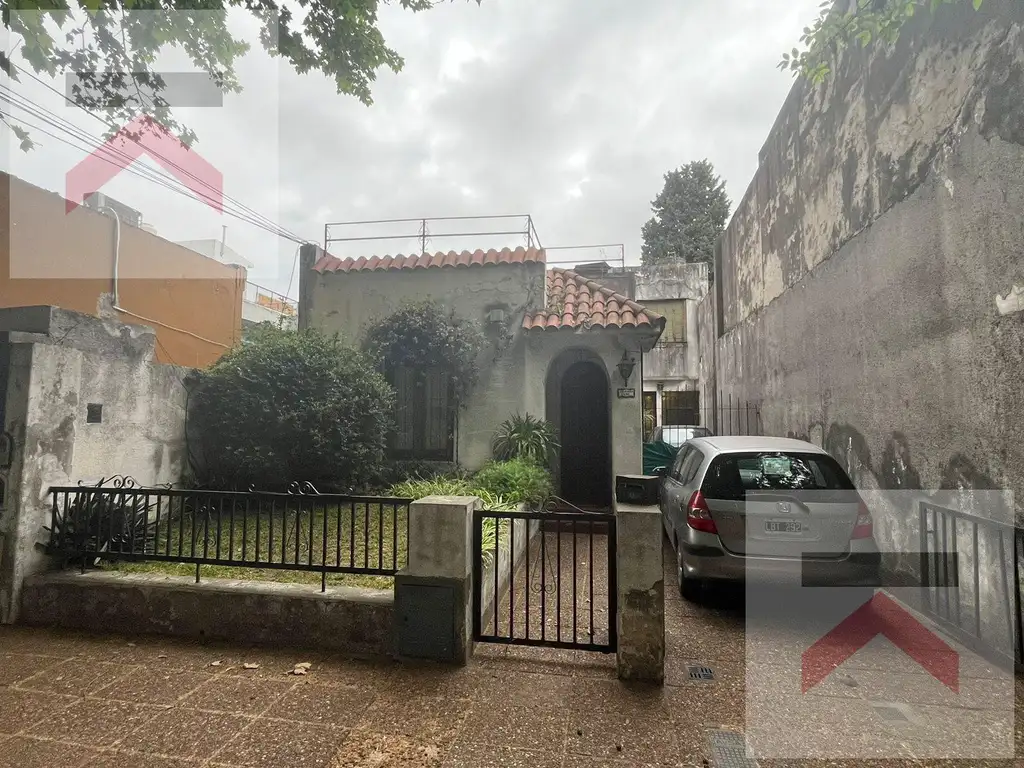 Lote/Casa de 286m con parque espléndido y cochera pasante para 2 autos.