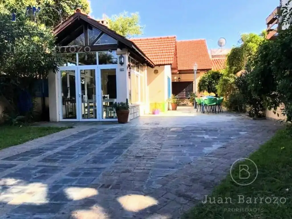 Casa en venta en Miramar: 3 dormitorios en 2 plantas. Acepta permuta por inmueble en la zona.