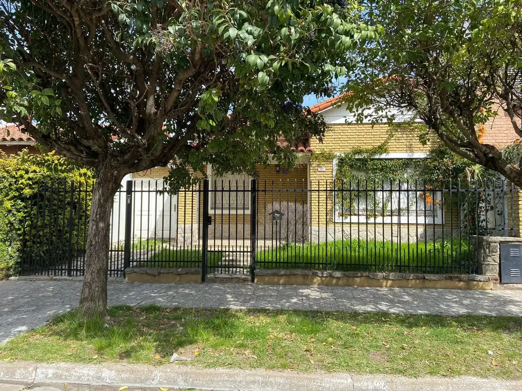 ALQUILER CASA EN CASTELAR SUR GRAN PARQUE TERRAZA