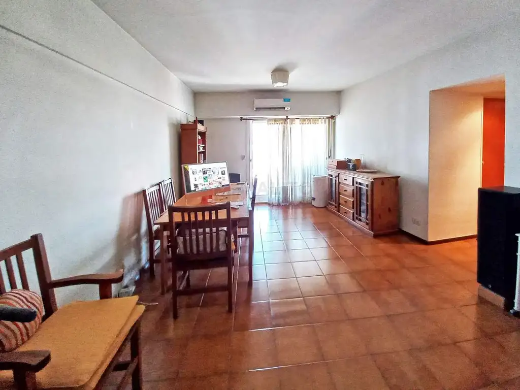 Venta Departamento 3 Ambientes con Balcón en Edificio de Viviendas en Mataderos