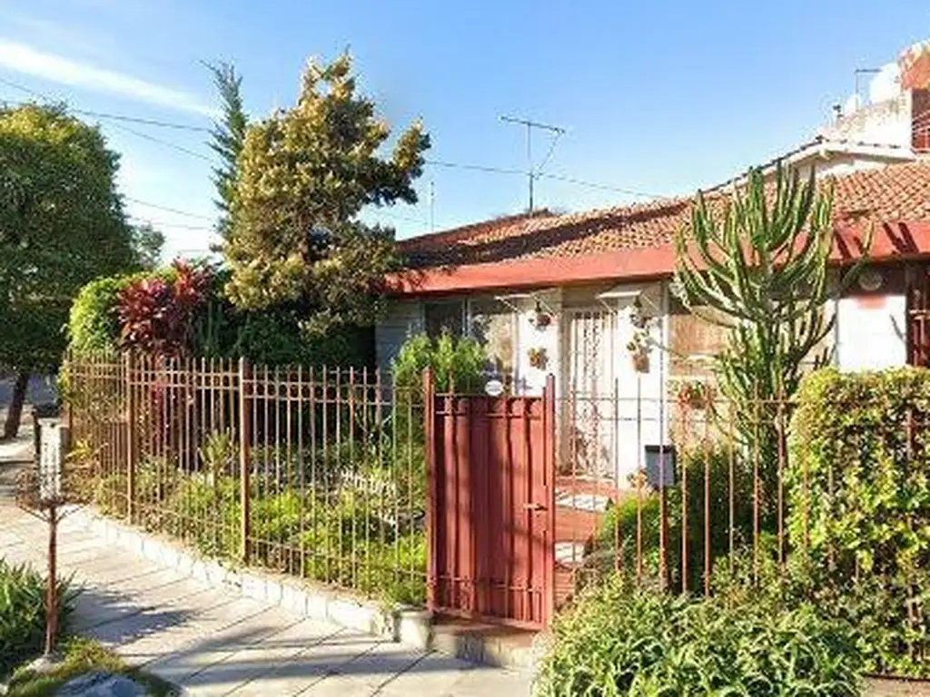 EN VENTA CHALET SOBRE LOTE DE 10 X 20 EN UNA SOLA PLANTA 4 AMBIENTES - FICHA 726