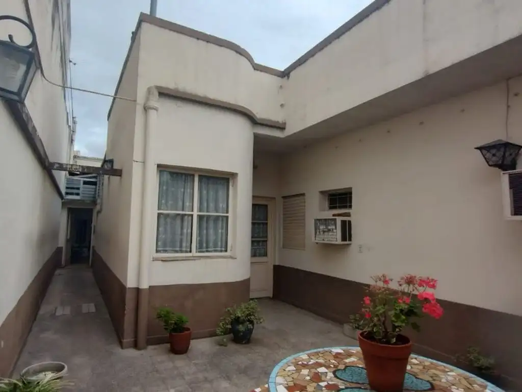 VENTA CASA 4 AMBIENTES EN PARQUE CHAS