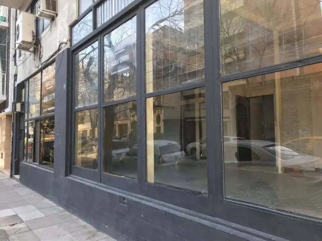 GRAN LOCAL EN VENTA  - AV. AVELLANEDA AL 300