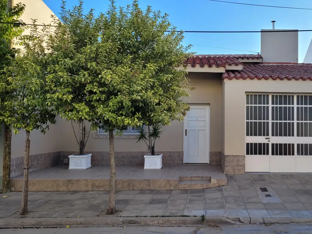 Casa a 2 cuadras del Micro-centro, en excelente estado de conservación y amplio patio