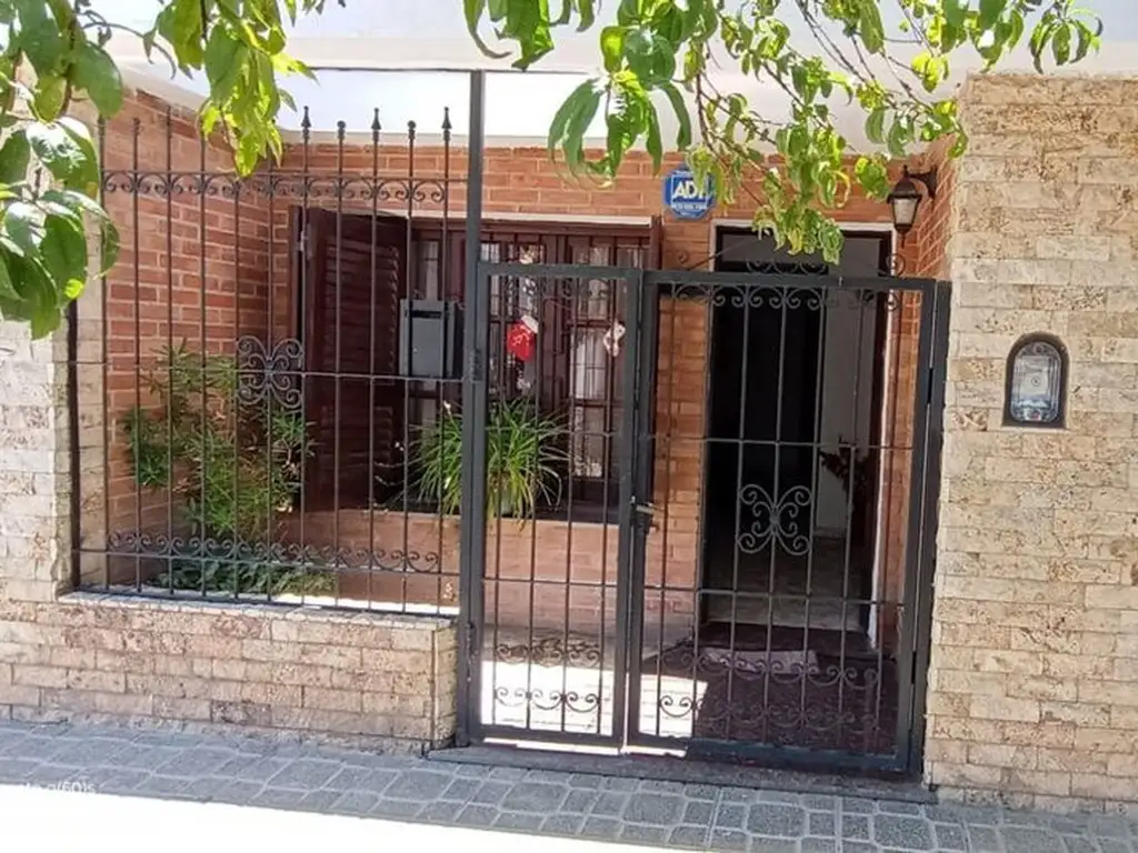 CASA CON PILETA EN BARRIO RIVADAVIA, VILLA MARÍA