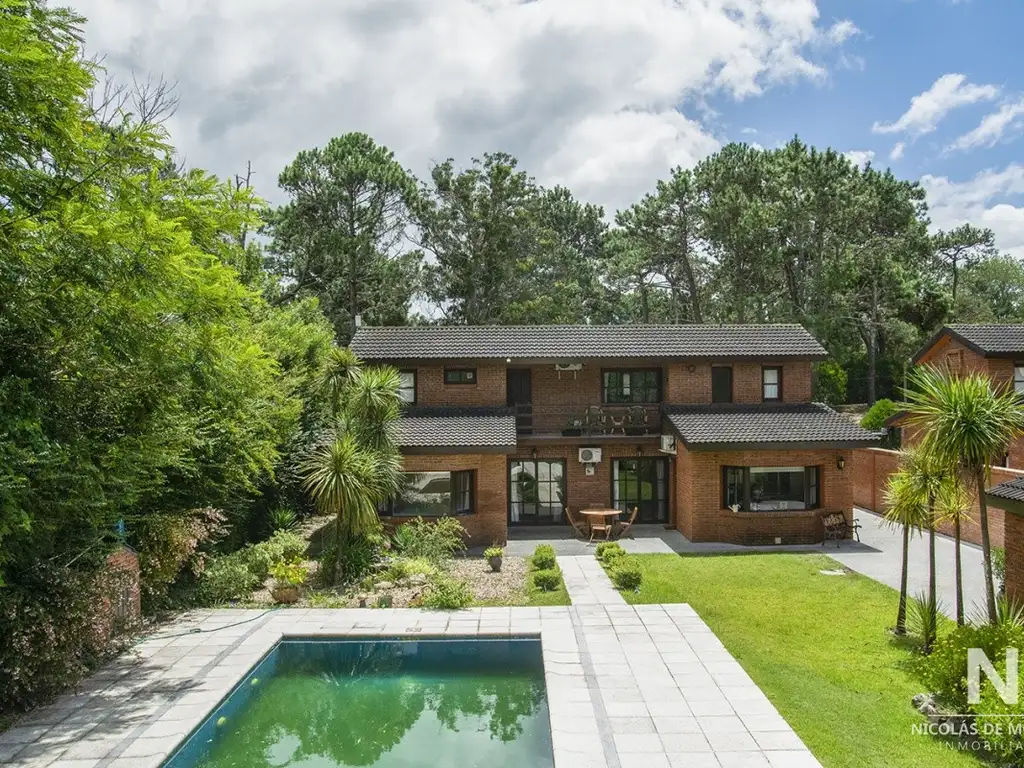 Casa de gran tamaño ubicada en zona de Beverly Hills