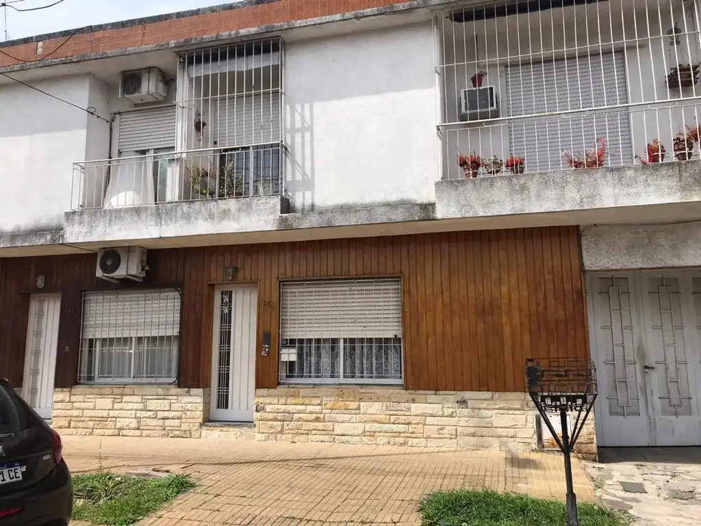 Haedo - Venta - Duplex 3 ambientes con patio y cochera