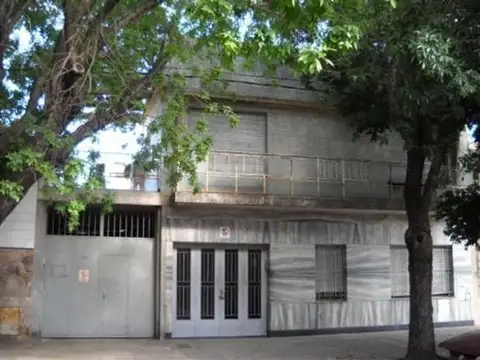 VENDO CASA  A RECICLAR CON  DOS GALPONES LAVALLE AL 2000