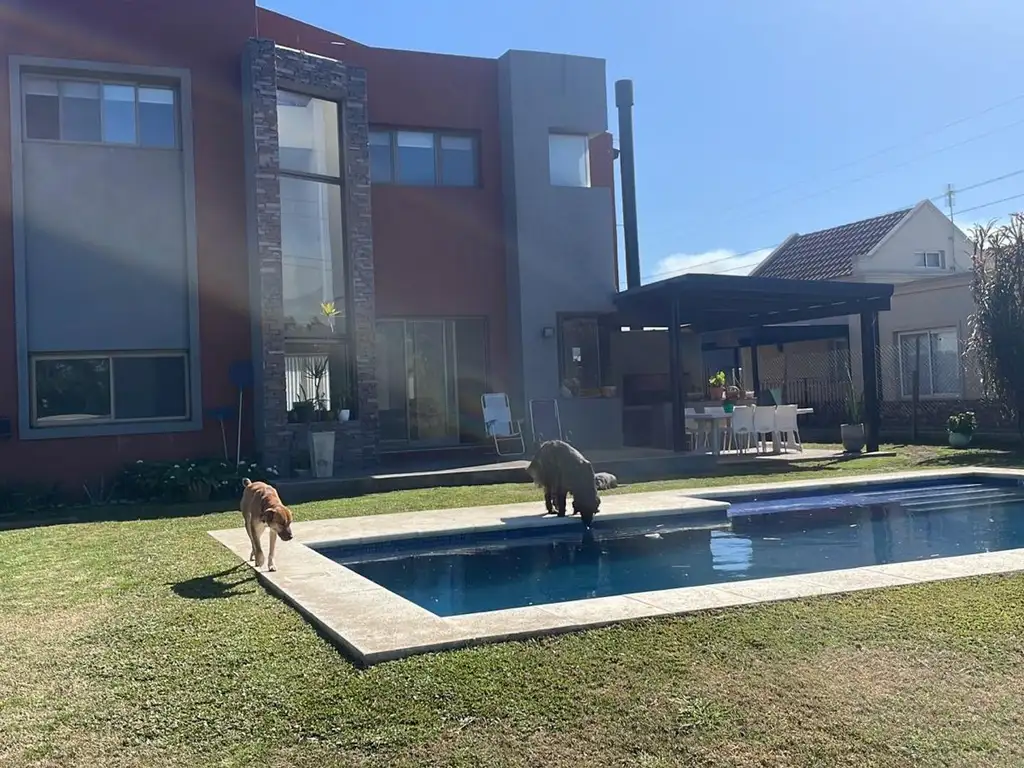 Casa en Alquiler - 4 ambientes - USD 1.500