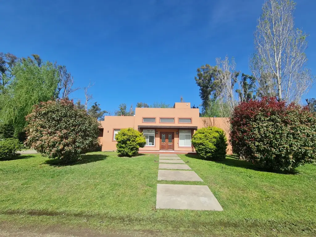 Hermosa propiedad a la venta en Barrio Santa Irene, Comarcas de Luján .