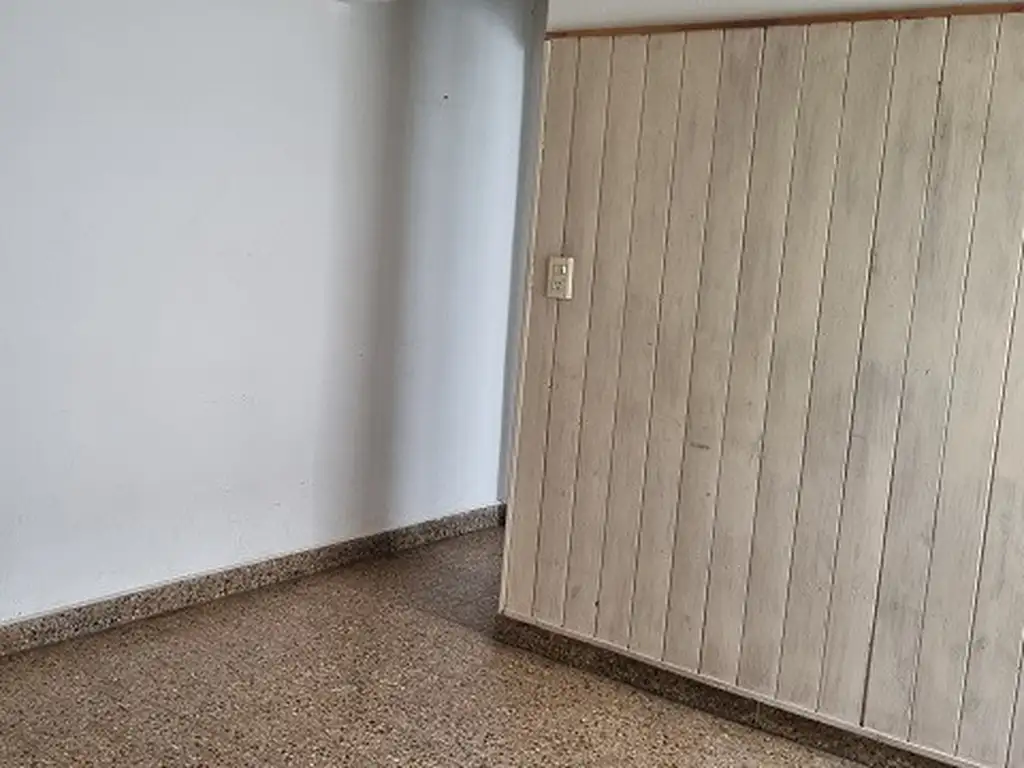 Departamento tipo casa 2 ambientes 1er piso por escalera