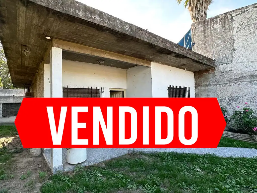 ¡Oportunidad Retasada! - En venta casa 3 ambientes + dpto a unas cuadras estación de tren.